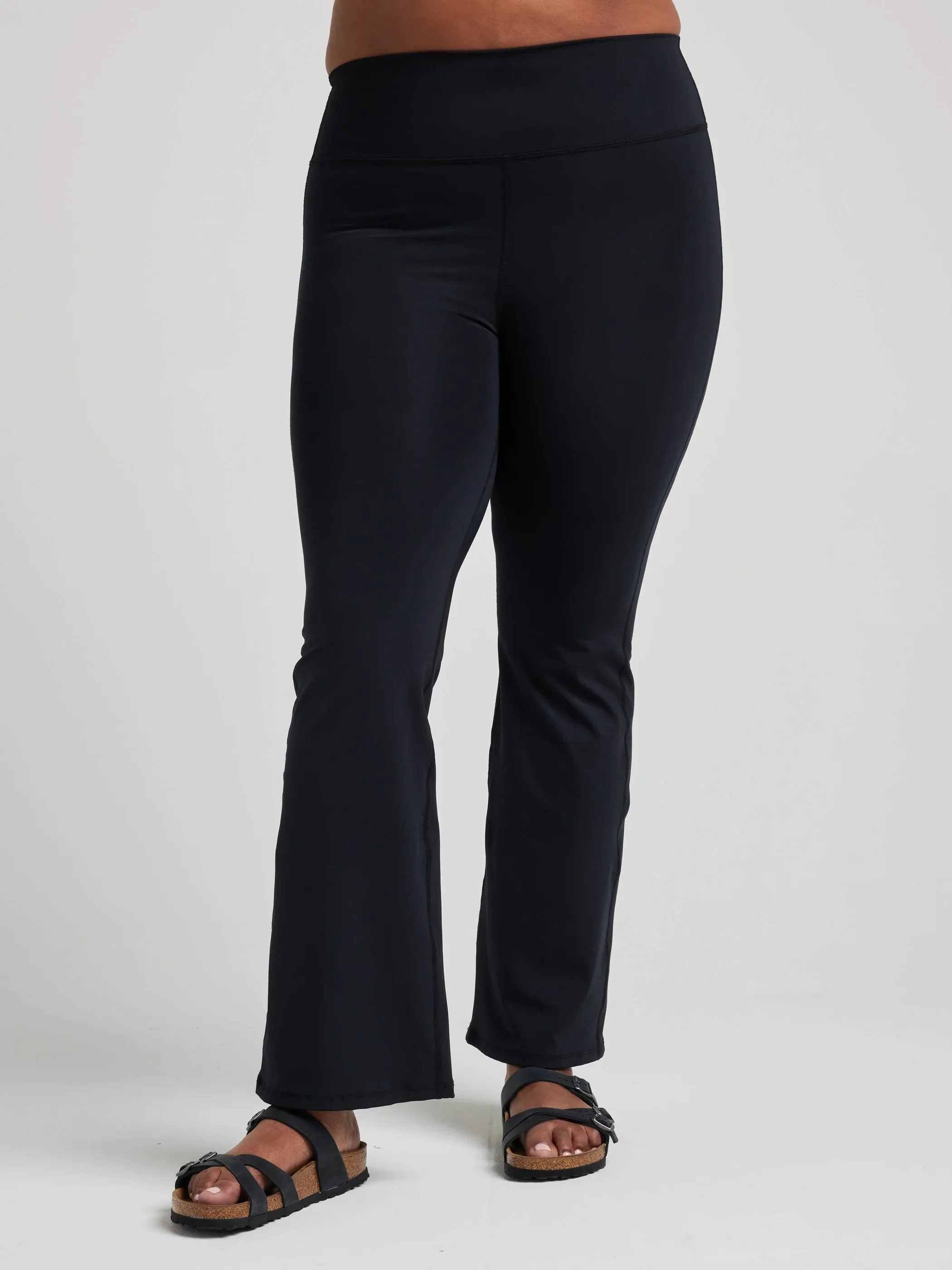 Essential Flare Legging